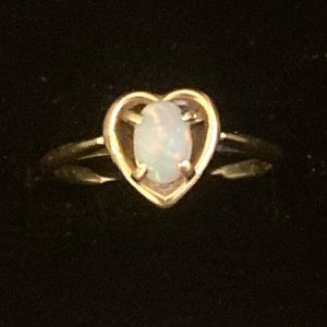 Exquisite vintage 14k gold ring with genuine opal in heart-shape setting: size 6